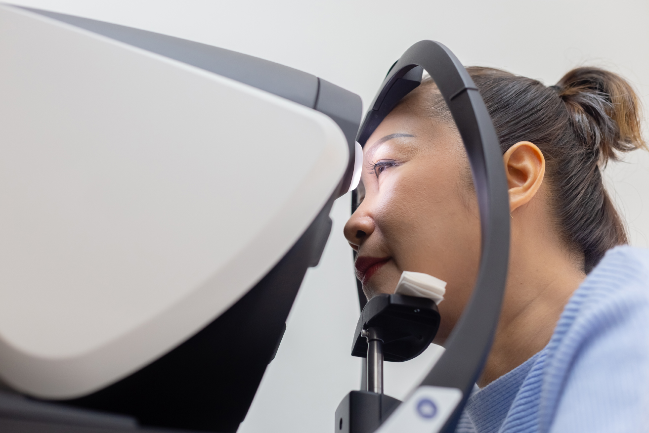 Patient undergoing an eye examination